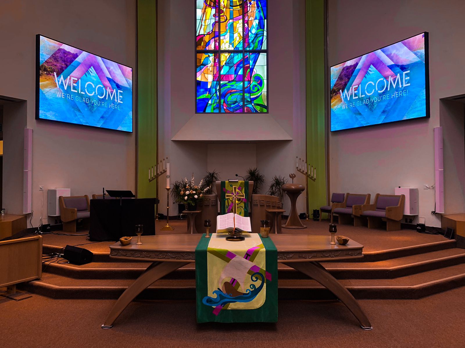 QST Proclaim™2.6i panels adorn the sanctuary at the Laguna Nigel Presbyterian Church.